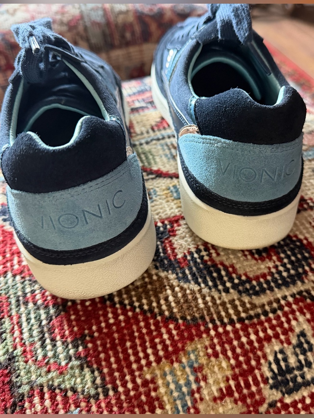 • Vionic Sneakers • - Picture 4 of 6